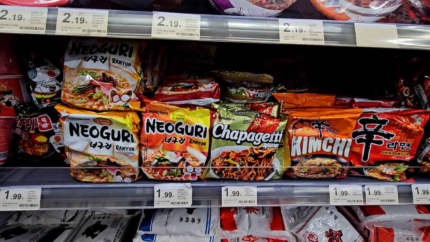 Sopas instantáneas a la venta en el supermercado.