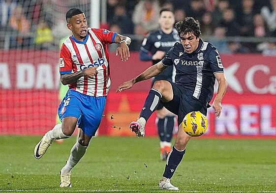 Jon Mikel Aramburu protege el balón ante la presión de Savio durante el encuentro entre el Girona y la Real Sociedad.