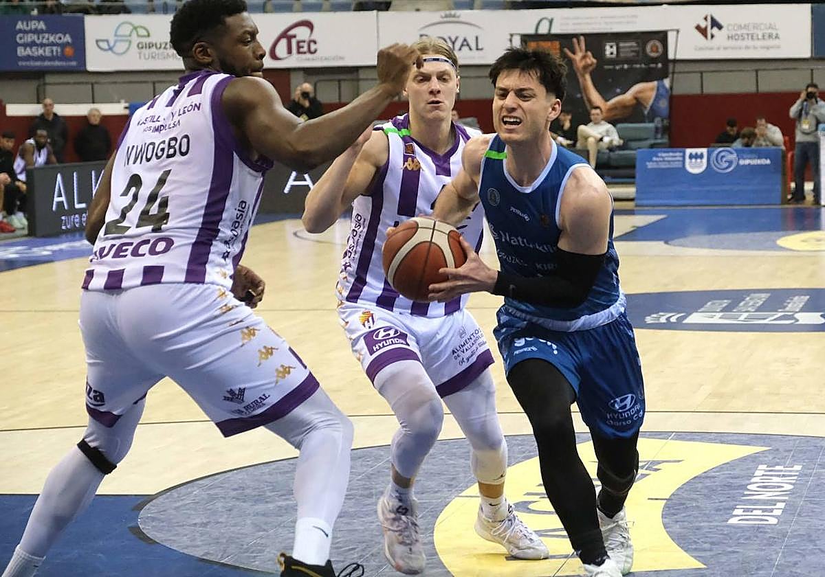 Barcello se dispone a lanzar a canasta.