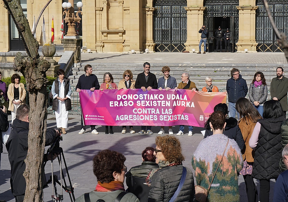 Concentración de repulsa celebrada este mediodía ante el Ayuntamiento de Donostia.