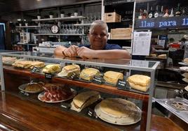 Pasión. Jordi posa en la barra del bar Izar con las diferentes tortillas que elabora de lunes a sábado. fotos i. castaño