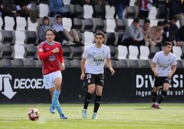 Solís presiona a un jugador del Celta B en Gal.