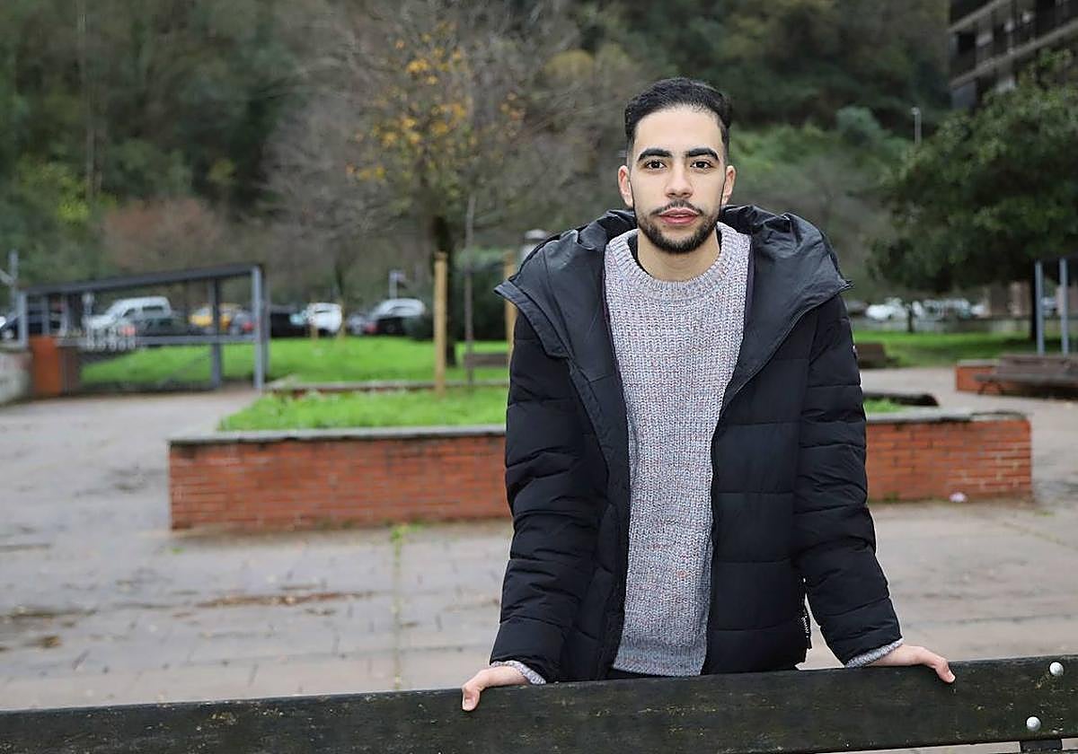 Ilyas, que ya ha conseguido regularizar su situación después de un «largo proceso», posa en un parque del barrio de Amara, en Donostia.