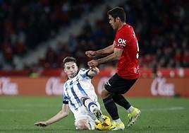 Pacheco se cruza a ras de suelo para arrebatarle el balón al mallorquín Abdon Prats ayer en Son Moix. El navarro vio amarilla en esta jugada.