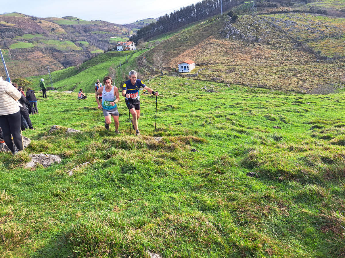 Ibai Angulo eta Ainara Urrutia izan dira azkarrenak Artzei bidea proban