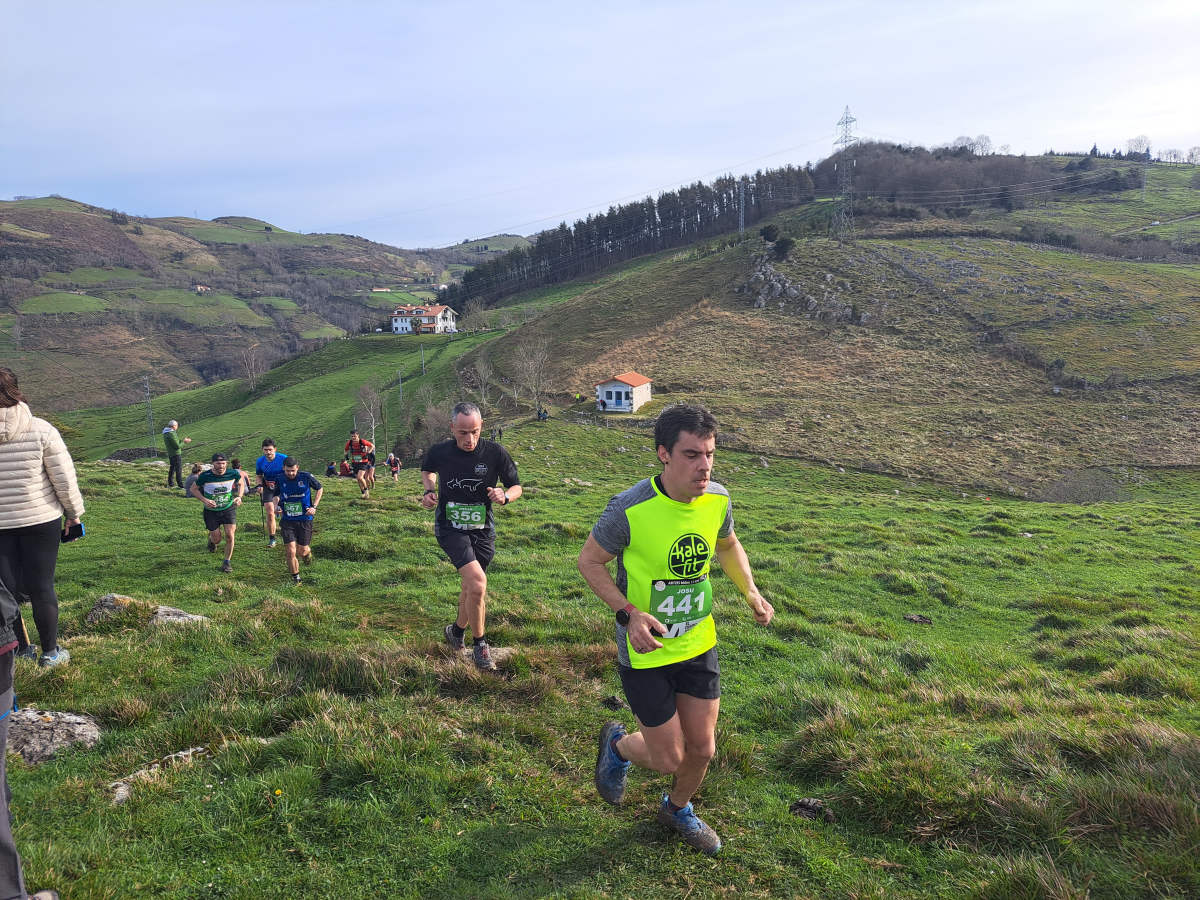 Ibai Angulo eta Ainara Urrutia izan dira azkarrenak Artzei bidea proban