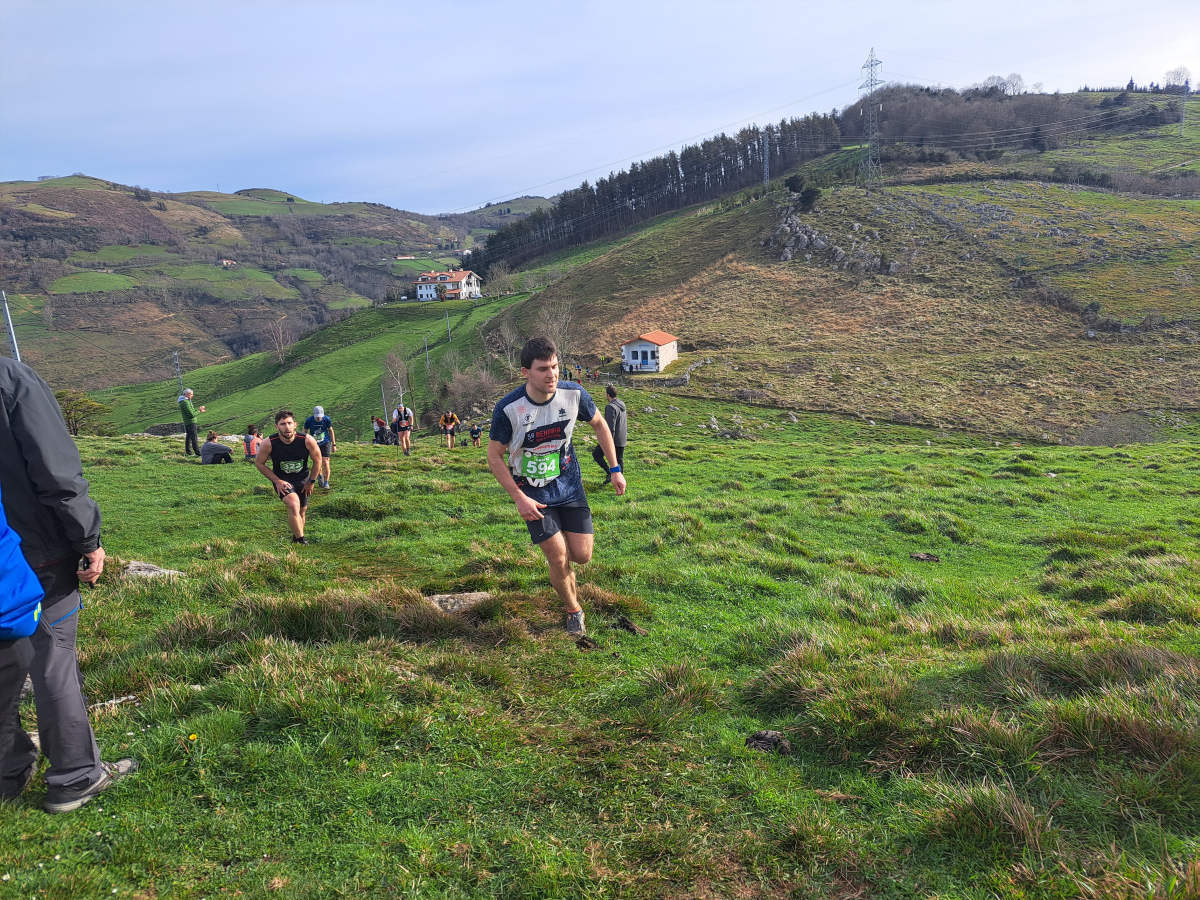 Ibai Angulo eta Ainara Urrutia izan dira azkarrenak Artzei bidea proban