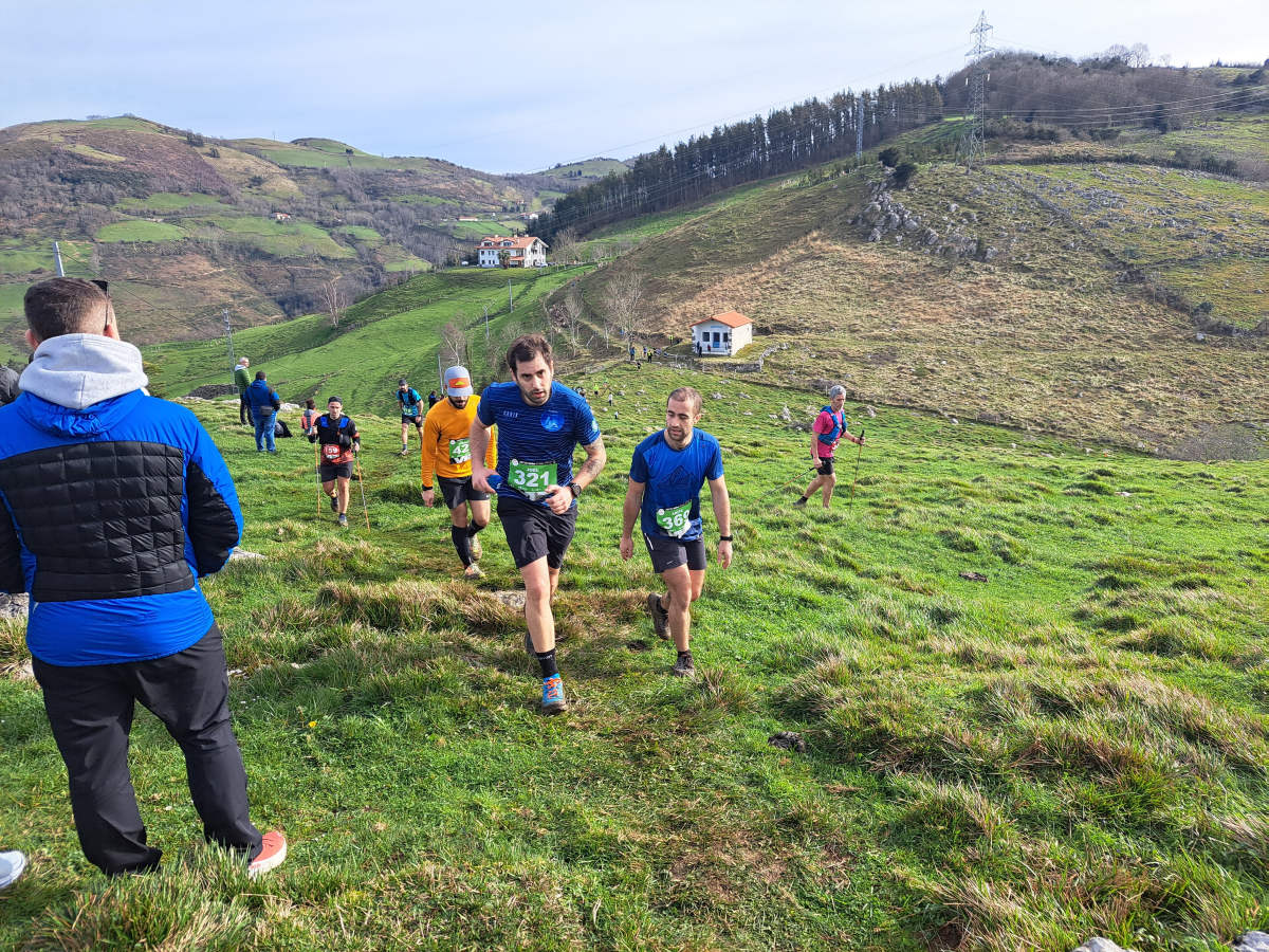 Ibai Angulo eta Ainara Urrutia izan dira azkarrenak Artzei bidea proban