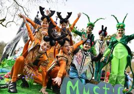 La comparsa altzatarra de Mystic ha desfilado por las calles de su barrio presentado el espectáculo 'Carnaval de bichos'.