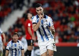 Mikel Merino celebra su gol llevándose el dedo índice a la boca.