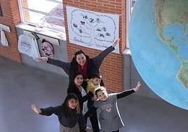 Ainoa y su hija Lorea, junto a Maria y sus hijos Valentina y Bruno en Intxaurrondo Ikastetxea.