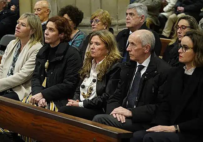 De izquiera a derecha: Ana Otadui​ , Amaia Arregi, Gotxone Sagardui, Josu Erkoreka, y Elixabete Etxanobe