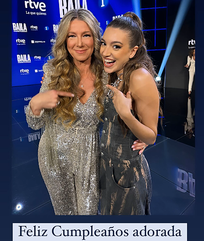 Imagen secundaria 2 - Imágenes compartidas por Anne Igartiburu en su Instagram: con Ainhoa Arbizu en París, con el ramos de flores en su programa y con Ana Mena. 