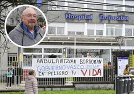 Pancarta de la huelga de ambulancias hoy en la entrada del Hospital de Donostia