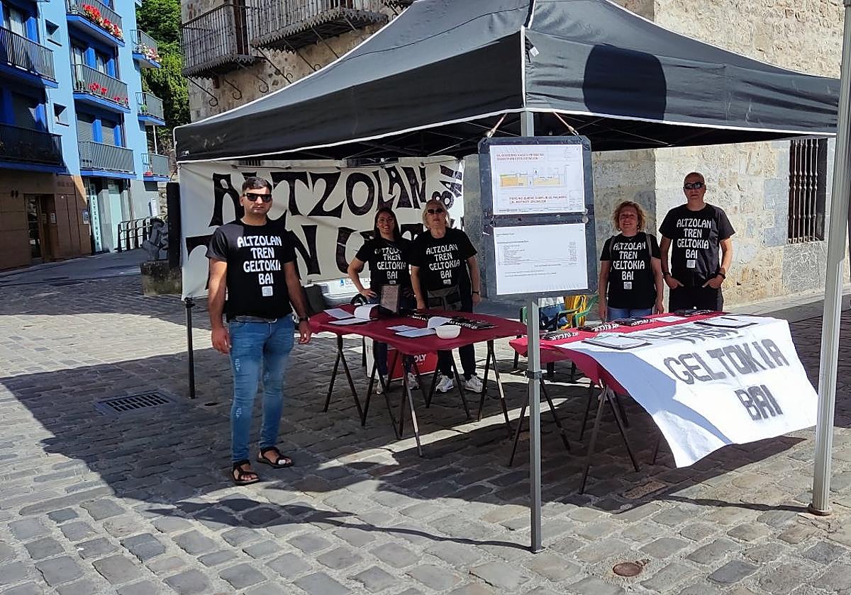 Representantes de la plataforma Altzolan Tren Geltokia Bai durante una recogida de firmas.