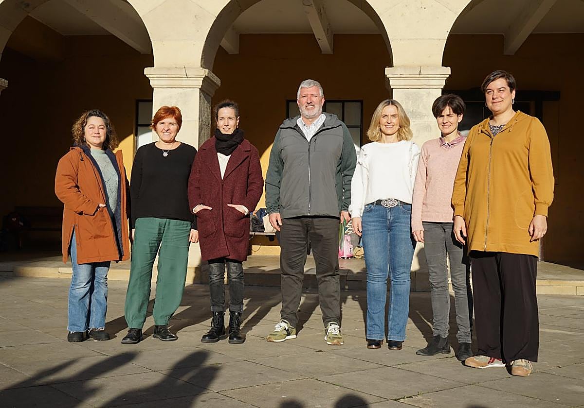 Eskoletako arduradunak, GITB-ko Ion Aldanondo eta Leire Artola Beasaingo alkatea.