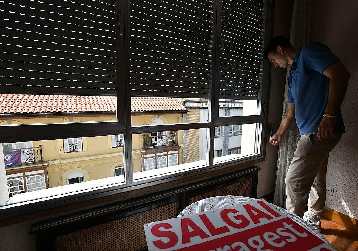 Un agente inmobiliario, en una vivienda en venta.