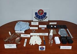 Material que encontró la Ertzaintza en la inspección ocular realizada en el piso donde el herido fue agredido.