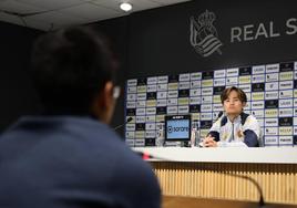 Take Kubo atiende la pregunta de un periodista durante su comparecencia de este mediodía en la sala de prensa de Zubieta.