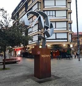 Nestor Basterretxearen eskultura zaharberritzen hasi dira Gasteizen