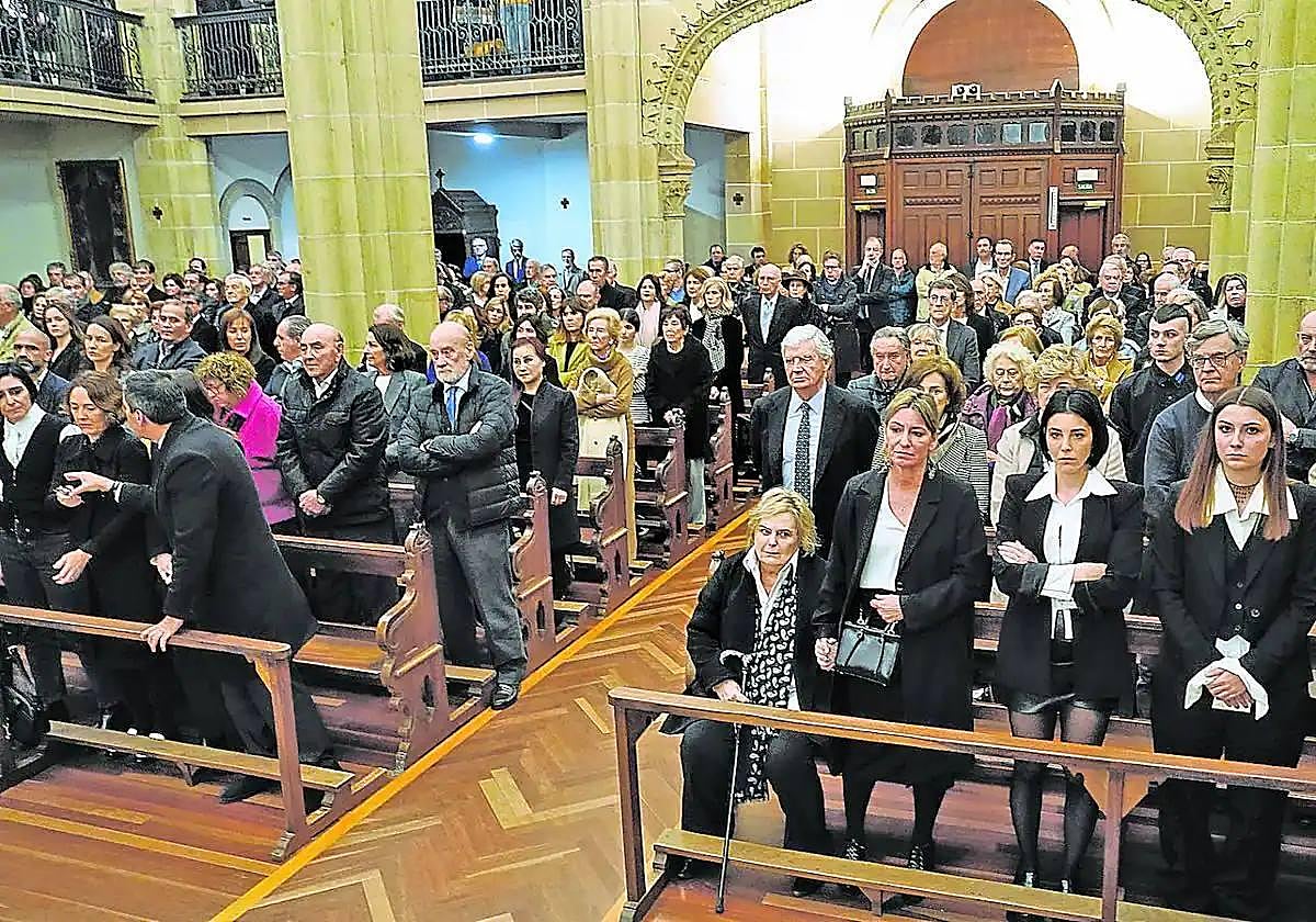 Además de la familia y los allegados, asistieron al funeral numerosos representantes del sector de la comunicación y de la empresa vasca.