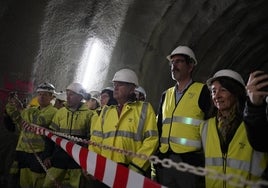 Iñaki Arriola y Eneko Goia asisten al cale entre los dos extremos del túnel del Topo en Donostia.