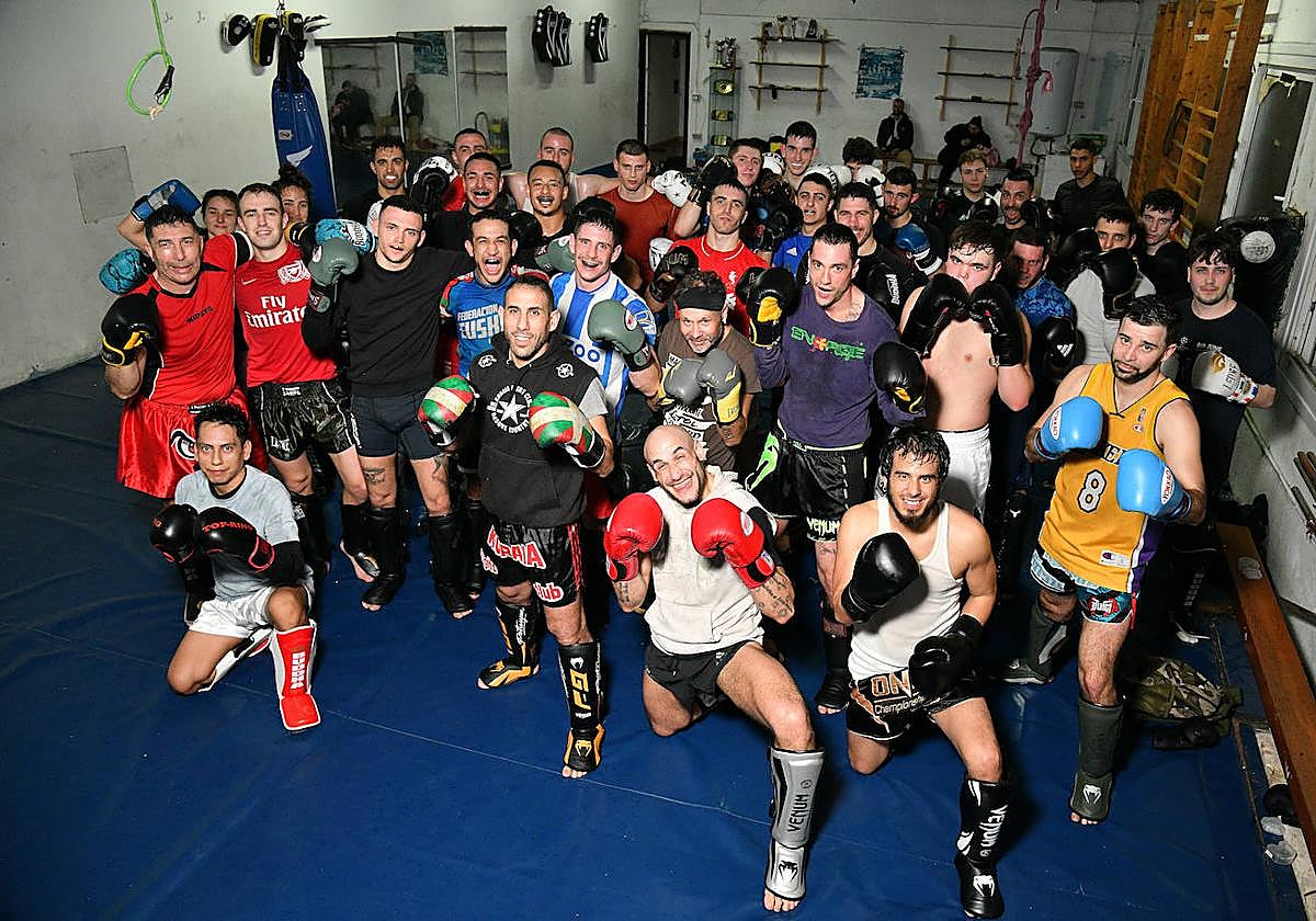 Entrenadores y alumnos posan juntos antes de un entrenamiento, donde lo dan todo.