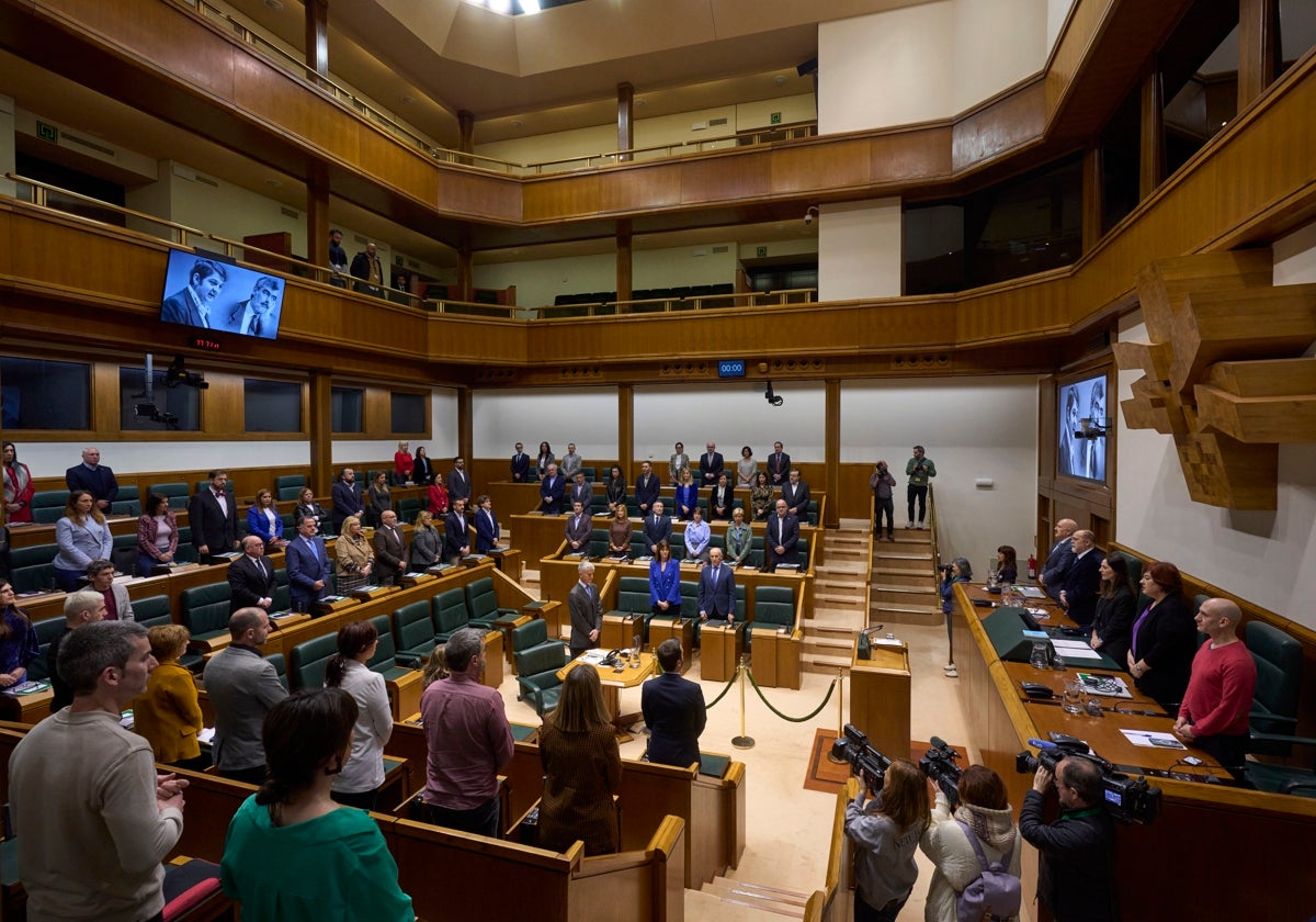 Los parlamentarios en pie durante el homenaje en memoria de Buesa y Casas.