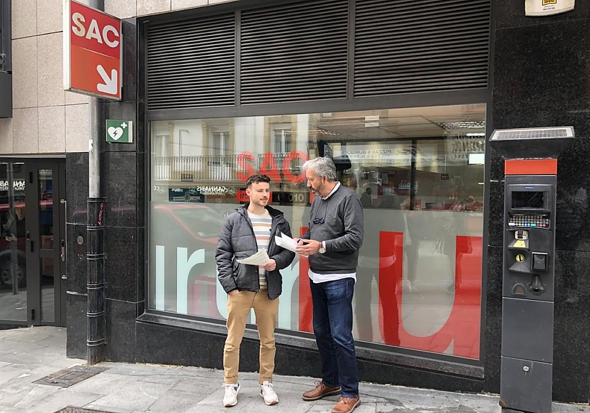 Sergio Javier, delegado de Atención ciudadana, junto a Pedro Alegre, director del área, ayer en el SAC.
