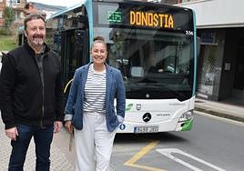 Bernar Lemos y Maite Gartzia, en la rueda de prensa de ayer frente a la parada de la plaza Aralar.