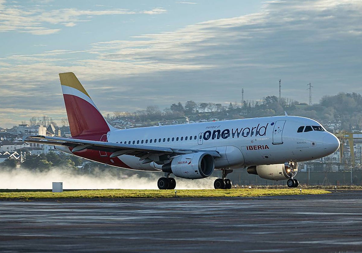 Un vuelo de Iberia procedente de Madrid toma tierra en el aeropuerto de Hondarribia.