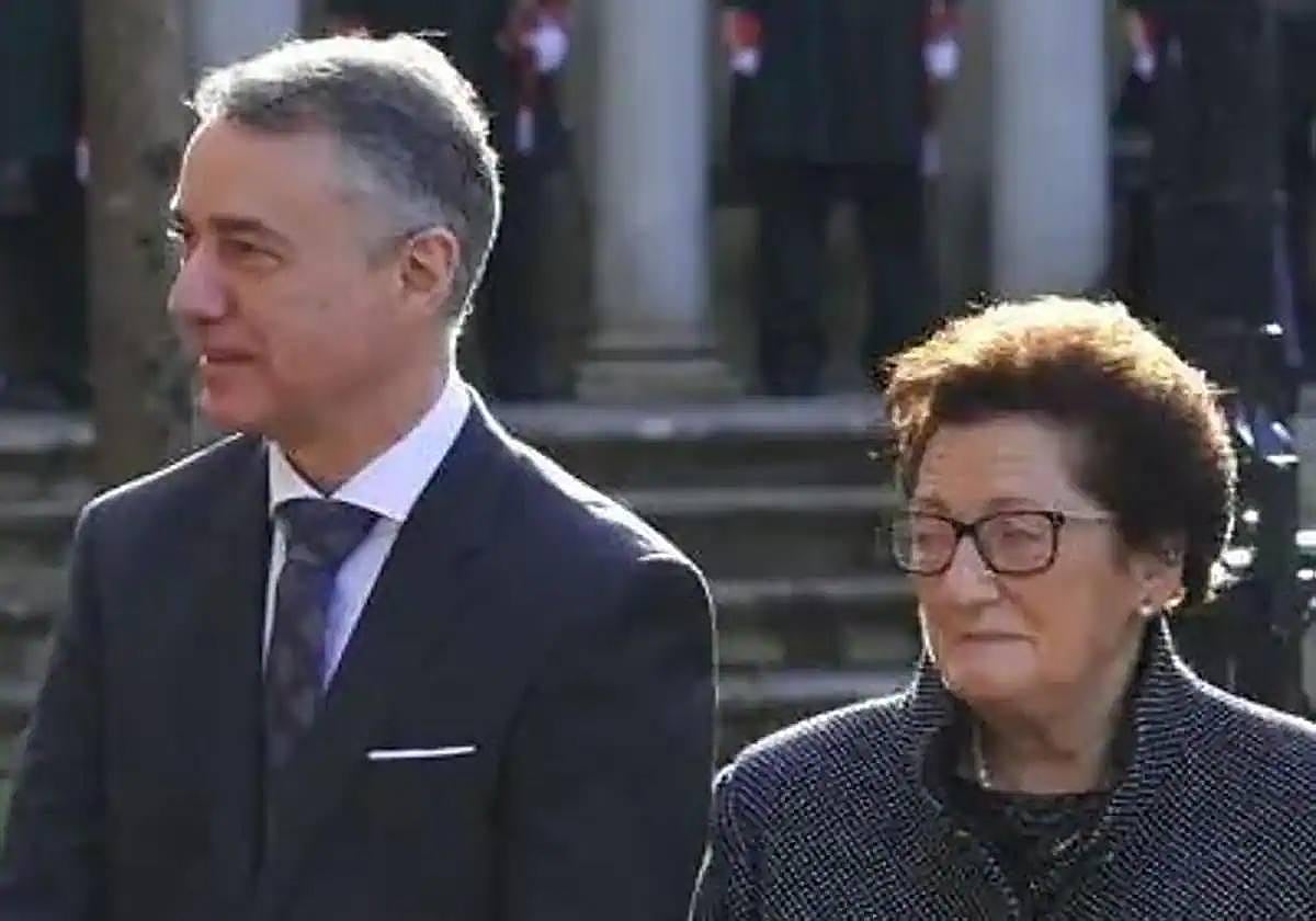 El lehendakari Iñigo Urkullu y su madre Flori, en una imagen de archivo.