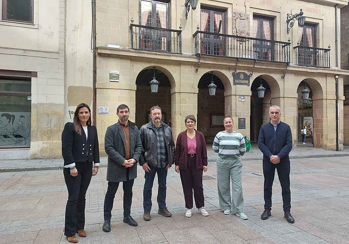 De izquierda a derecha: Murua (PNV), Palencia (PSE), Lemos y Otaegi (Bildu), Gartzia (Podemos) y Zubicoa (PP).