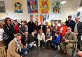 Un grupo de amigos y clientes de Nisa Goiburu posan con la artista en la galería Arteuparte.