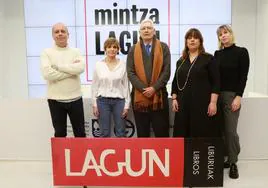 Patxi Presa, Elena Recalde, Ignacio Latierro, Goizane Álvarez y Annabell Lieb, con el cartel de Lagun rescatado del local de la calle Urdaneta .