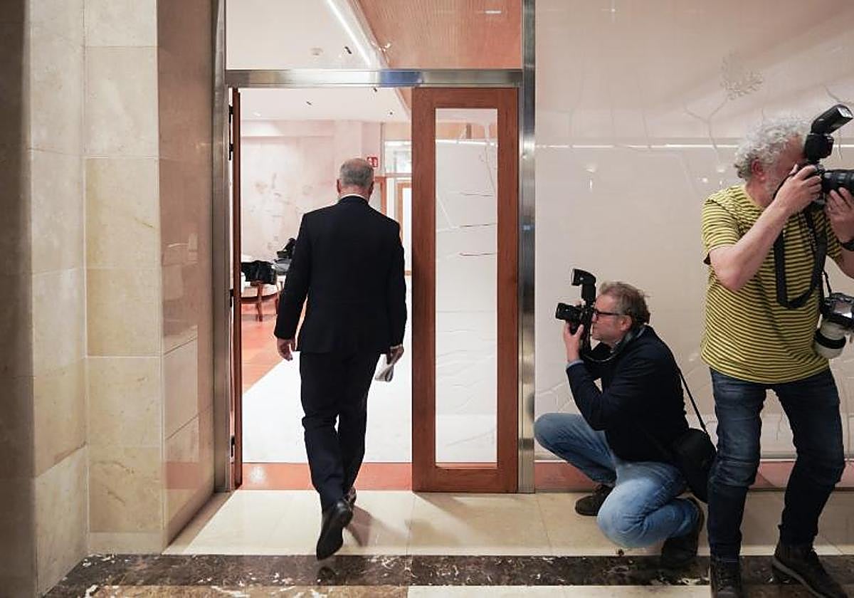 El Lehendakari, Iñigo Urkullu, a su salida de la comparecencia ante los medios de comunicación, en la sede de Lehendakaritza.