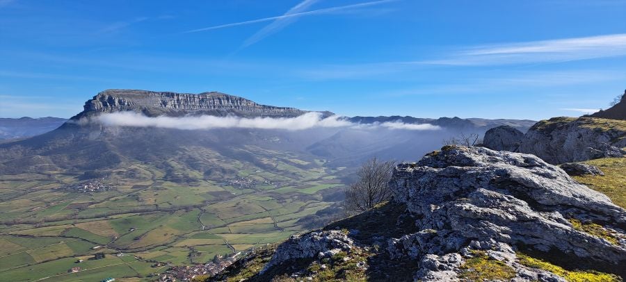 Unas espectaculares vistas desde la cima de Andia