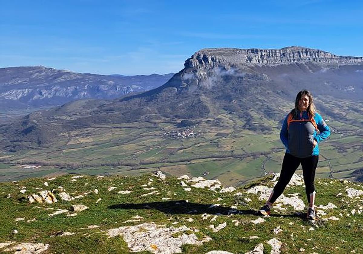 ¡Qué bonito! Las vistas son espectaculares desde la ermita de San Adrián. Beriain a un lado, Artxueta al fondo con el santuario de San Miguel de Aralar, Aizkorri...