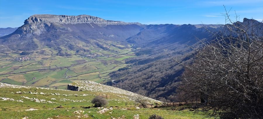 Unas espectaculares vistas desde la cima de Andia