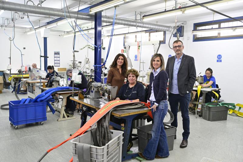 Maite Zubillaga, gerente, junto a Pili (cosedora desde hace 34 años en la empresa), Puy Vielba )jefa de Calidad y Medio Ambiente) y Kepa Bilbao.