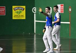 Jokin Altuna y Julen Martija tras la victoria del jueves en el Beotibar.