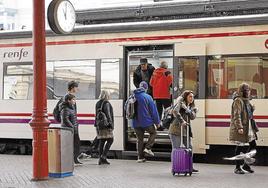 Pasajeros suben y bajan de un tren de cercanías en Donostia.