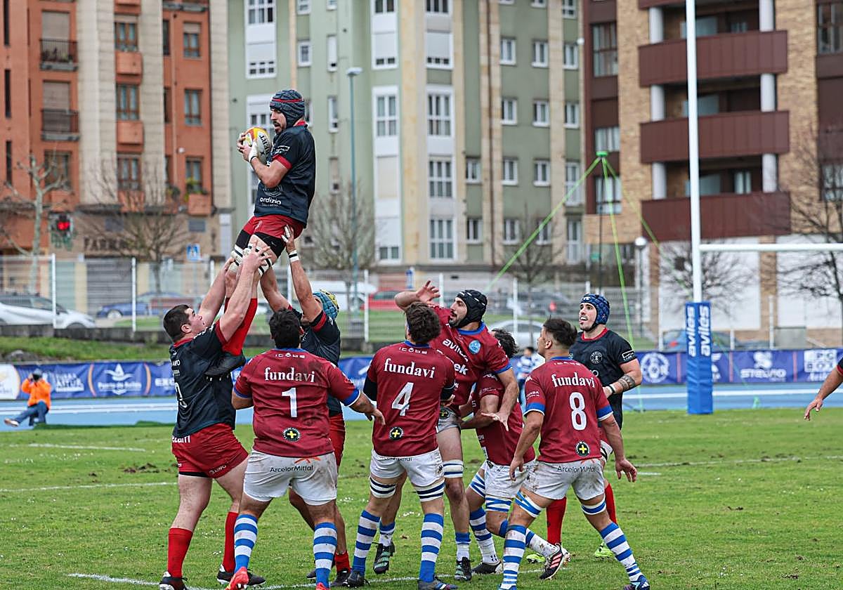Un jugador del Ordizia captura el oval en una touche elevado por sus compañeros este sábado en Avilés.