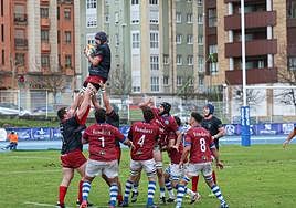 Un jugador del Ordizia captura el oval en una touche elevado por sus compañeros este sábado en Avilés.