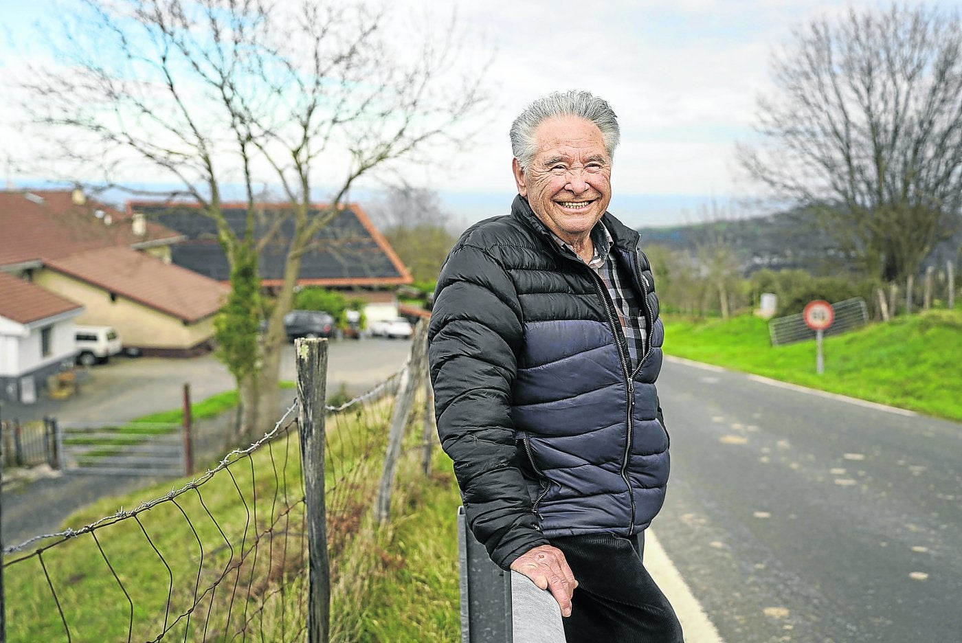 Nikolas Zendoia irribartsu Aian, eta atzean, Izeta-erdi baserria kokatzen zen eremua, bere haurtzaroa eta gaztetako urteak igaro zituen ingurunea.