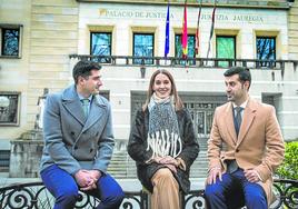 Ibai Yerro, Beatriz Ledo y Alejandro Alonso posan delante del Palacio de Justicia de Bilbao el miércoles, antes de jurar o prometer sus cargos.