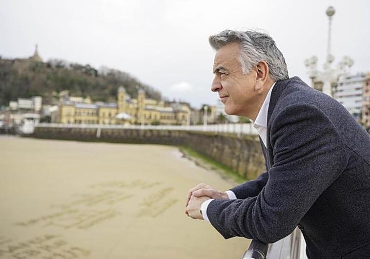 El candidato a lehendakari por el PP, Javier de Andrés, apoyado sobre la barandilla de La Concha.