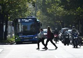 Autobuses, coches, motos y peatones conviven en esta imagen captada en el paseo del Árbol de Gernika.