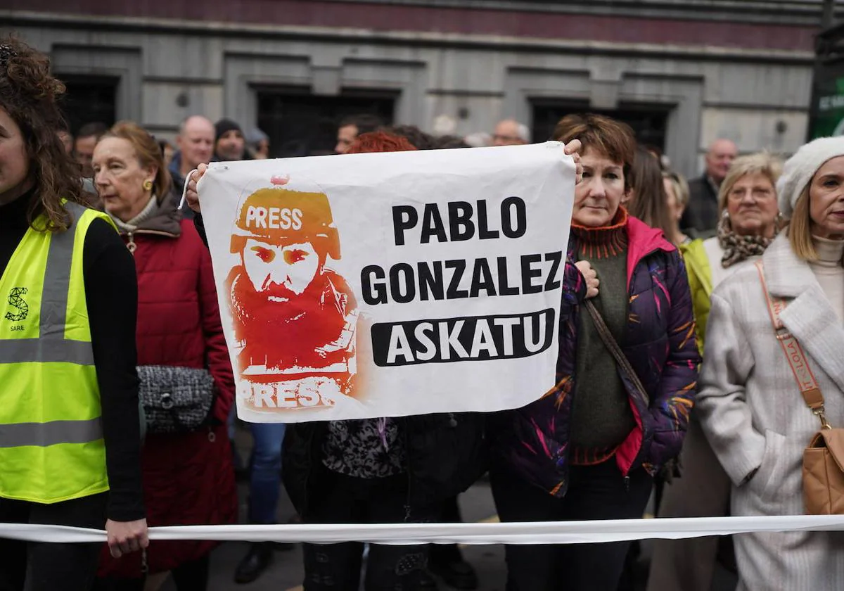 Aktorzy, byli sędziowie i dziennikarze okazują wsparcie dla Pabla Gonzáleza, który od prawie dwóch lat przebywa w polskim więzieniu