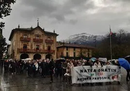 Multitudinaria manifestación por el nuevo convenio de Natra en Oñati